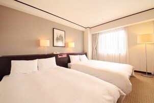 办公桌、遮光窗帘、免费 WiFi、床单