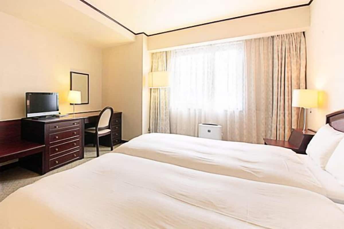 Desk, blackout drapes, free WiFi, bed sheets