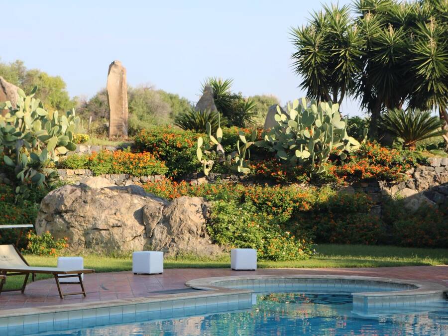 Piscina externa, funciona das 9h às 19h30, espreguiçadeiras