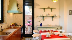 Wasserkocher mit Kaffee-/Teezubehör, Kühlschrank, Mikrowelle, Herdplatte