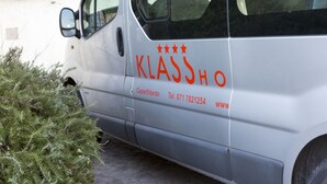 A white van with "Klassho" branding, contact information, and a website URL. - Klass Hotel (Castelfidardo)