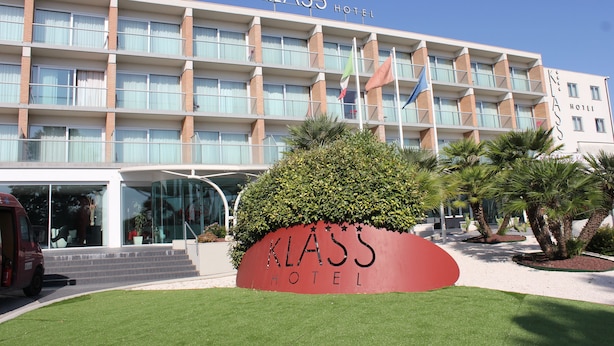 A hotel with a modern facade, multiple floors, and a prominent sign reading "KLASS HOTEL". - Klass Hotel (Castelfidardo)