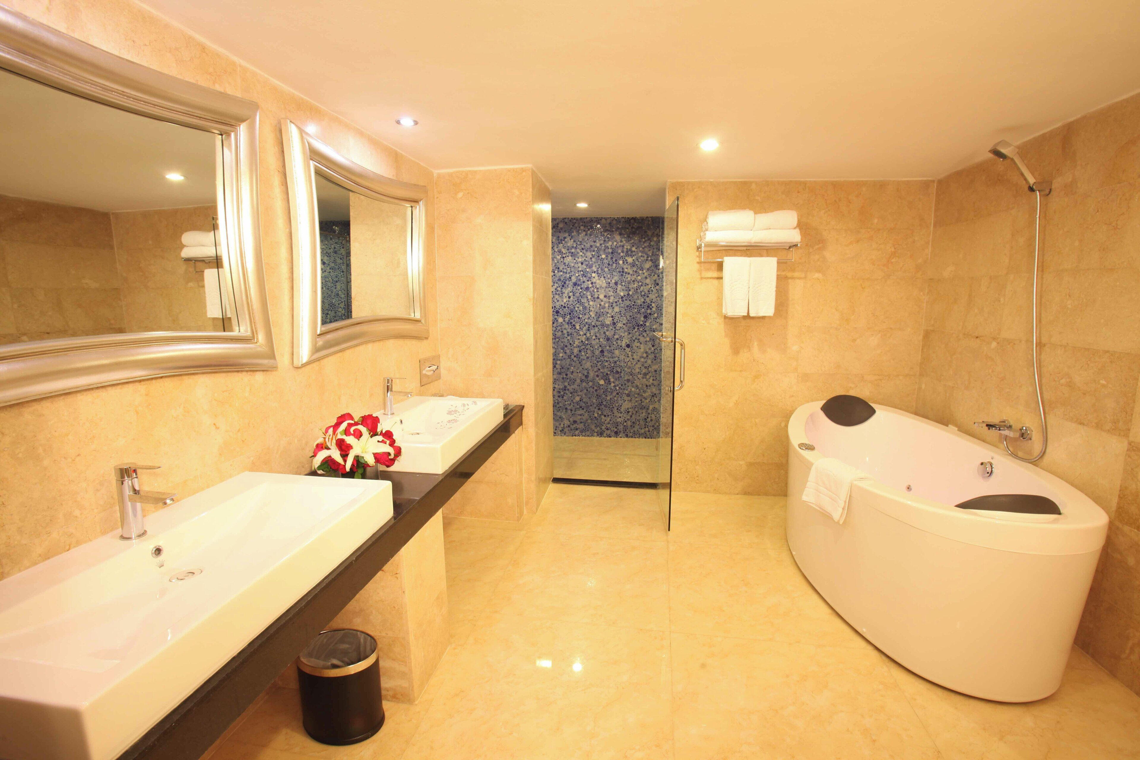 Royal Suite | Bathroom | Combined shower/bathtub, free toiletries, hair dryer, bathrobes