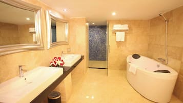 Royal Suite | Bathroom | Combined shower/bathtub, free toiletries, hair dryer, bathrobes