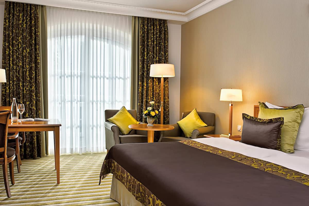 1 bedroom, hypo-allergenic bedding, free minibar, in-room safe