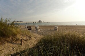 Sable blanc, serviettes de plage
