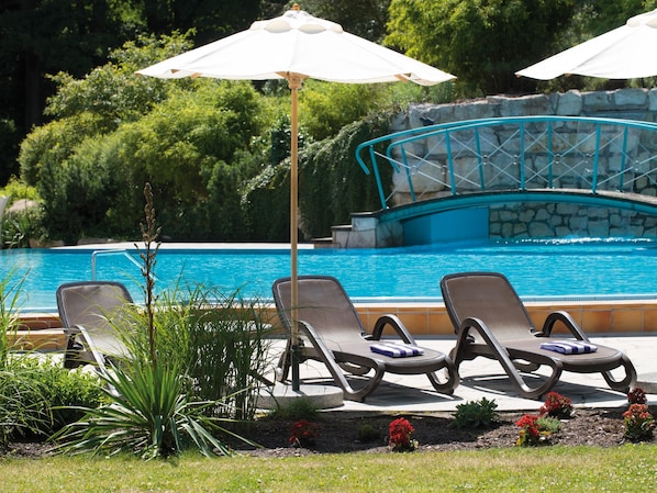 Outdoor pool, pool loungers