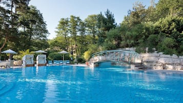 Piscine extérieure, chaises longues