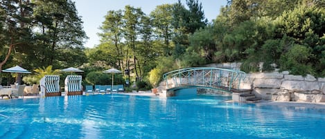 Outdoor pool, sun loungers