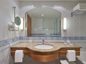 Ducha y bañera combinadas y bañera profunda