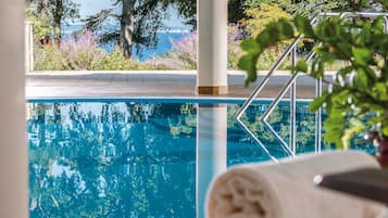 Piscine couverte, accès possible de 07 h 00 à 22 h 00, chaises longues