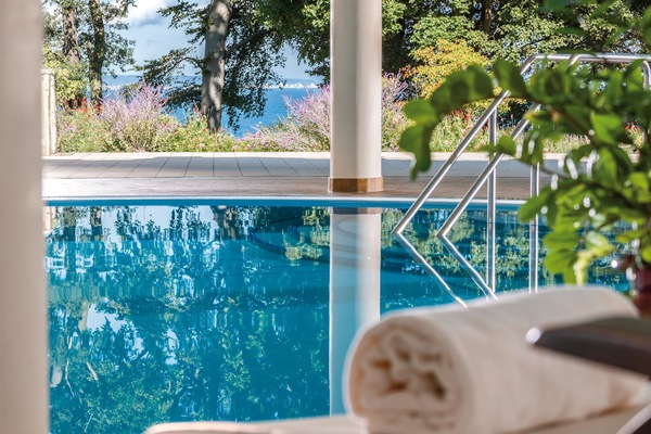 Piscina interna, funciona das 7h às 22h, espreguiçadeiras