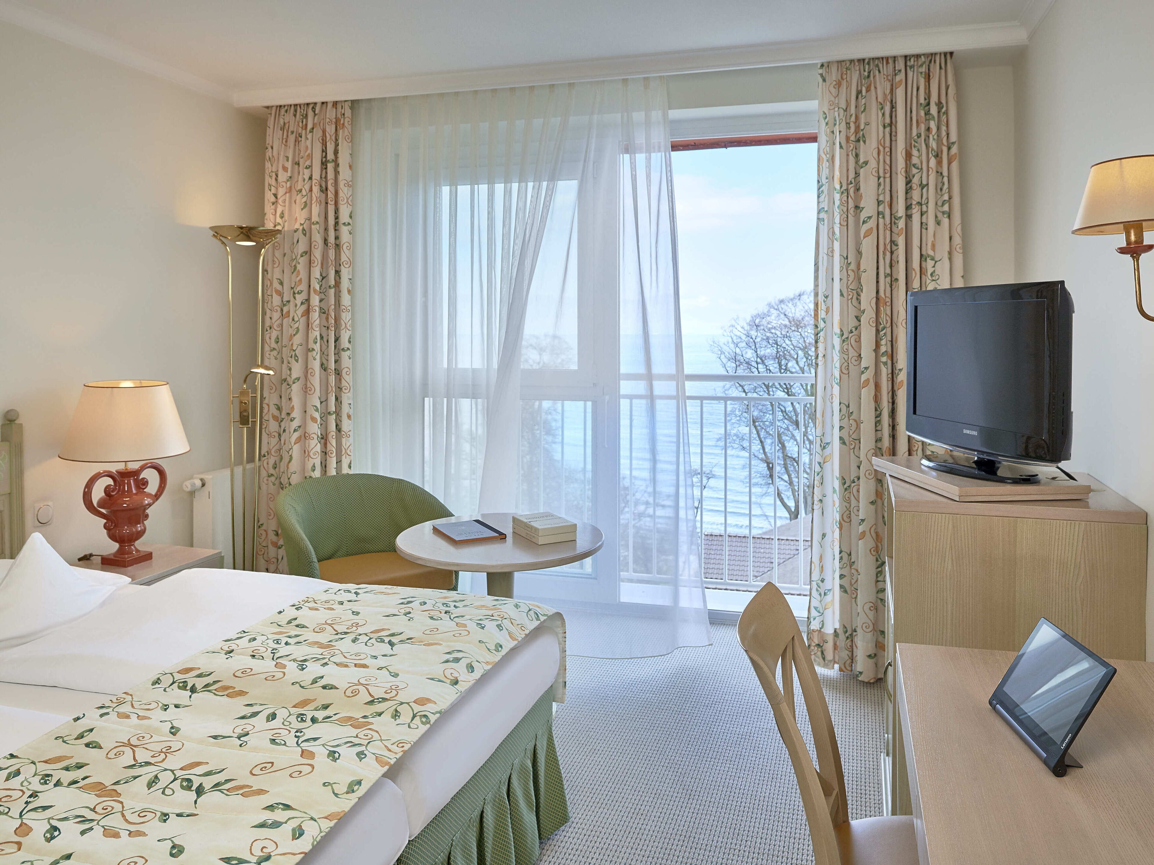 double room, partial ocean view (without balcony) | hypo-allergenic bedding, minibar, in-room safe, blackout curtains