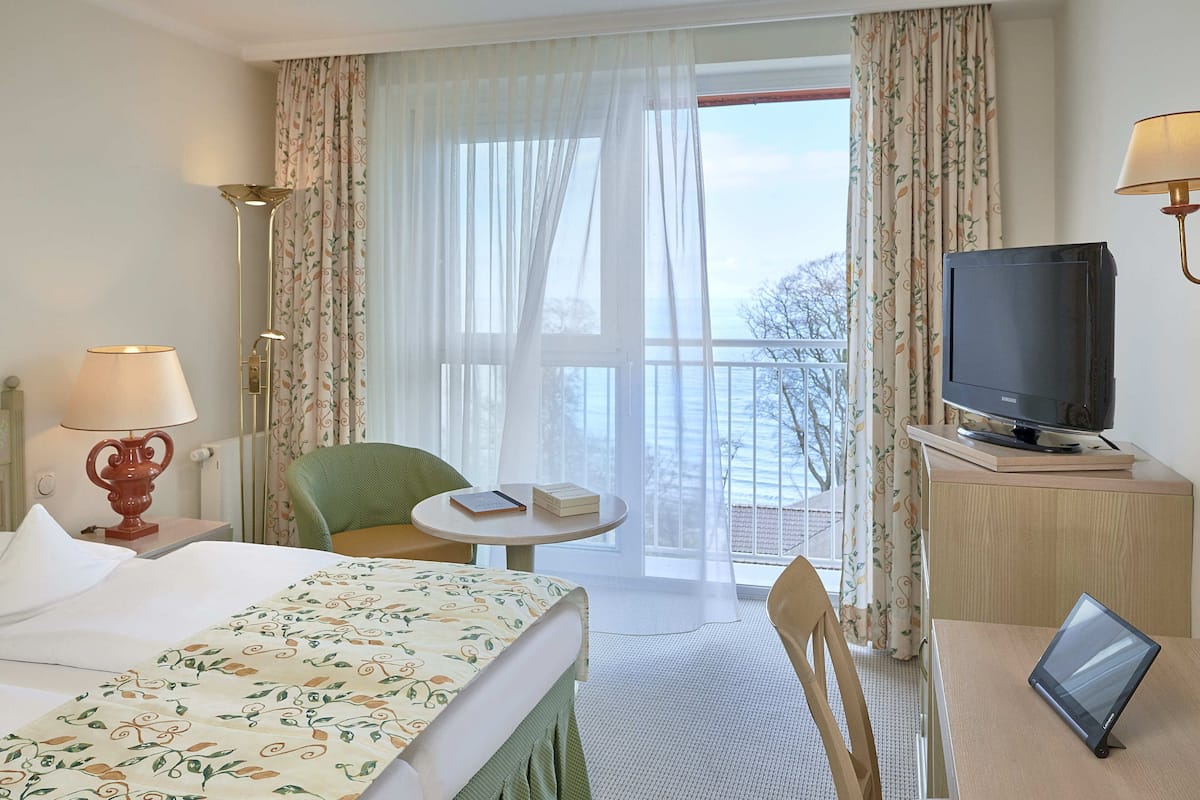 double room, partial ocean view (without balcony) | hypo-allergenic bedding, minibar, in-room safe, blackout curtains
