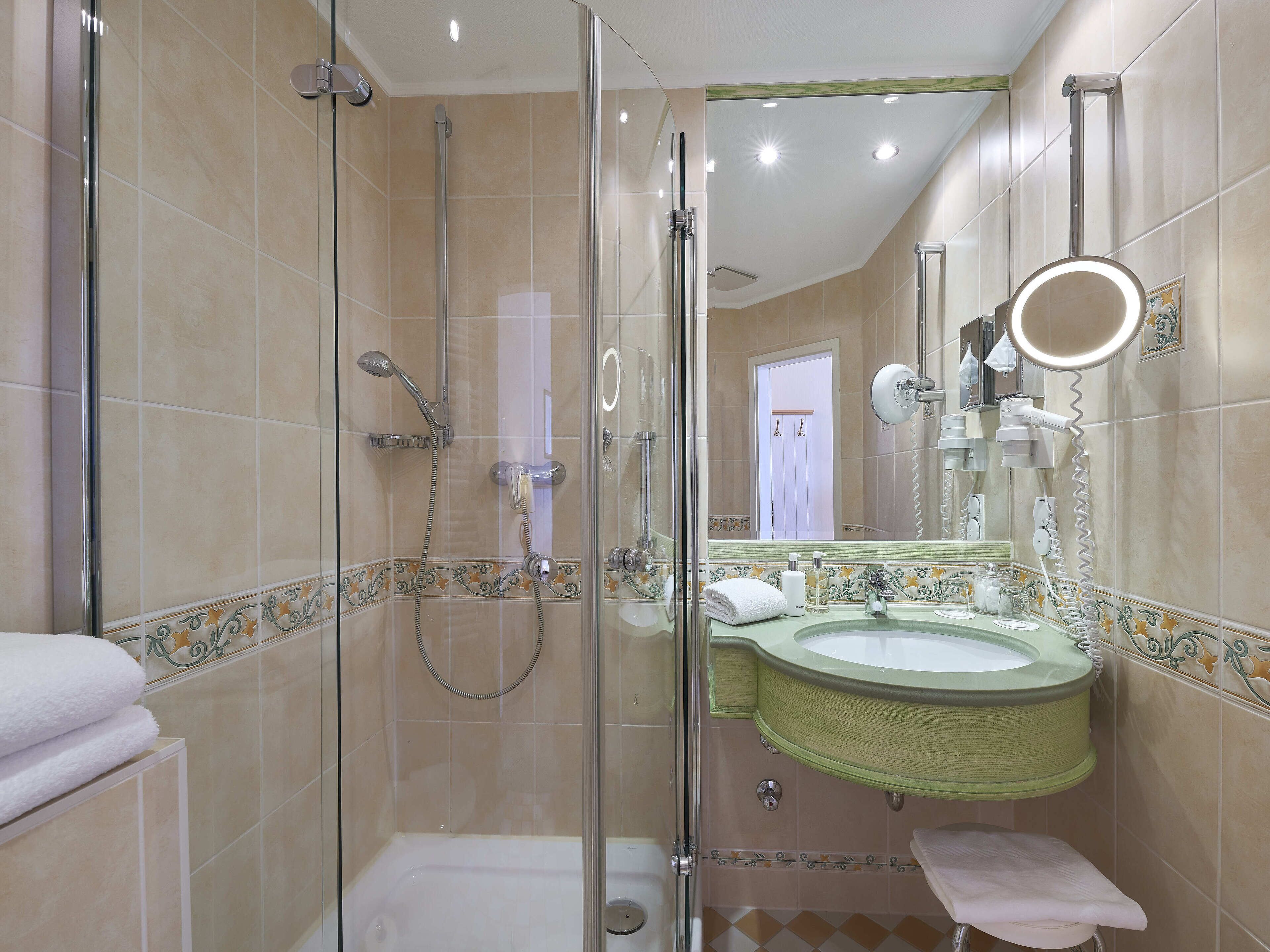 combined shower/bathtub, deep-soaking bathtub, free toiletries