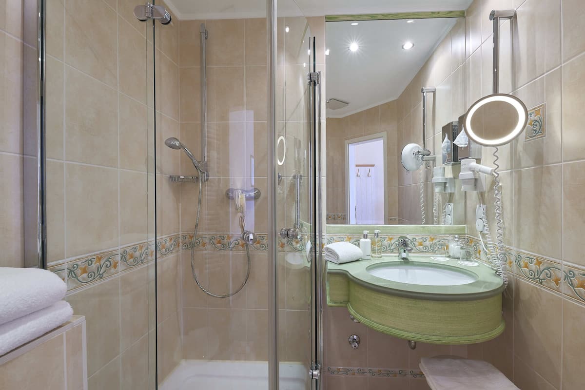 combined shower/bathtub, deep-soaking bathtub, free toiletries