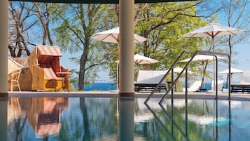 Piscina coperta, con ingresso dalle 07:00 alle 22:00, lettini