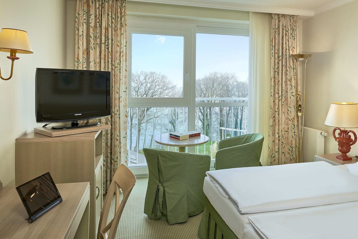 double room, partial ocean view (without balcony) | room amenity