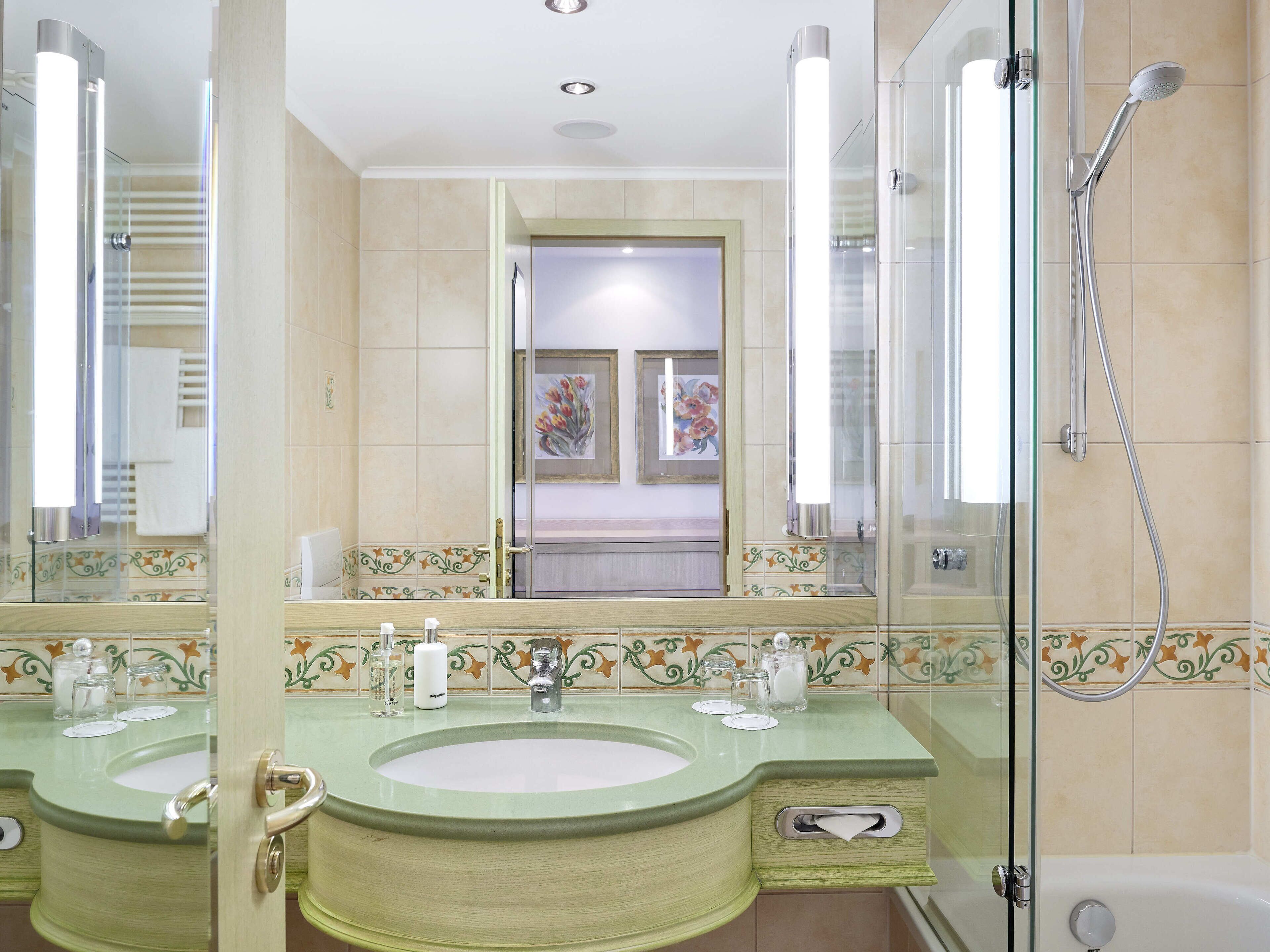 combined shower/bathtub, deep-soaking bathtub, free toiletries