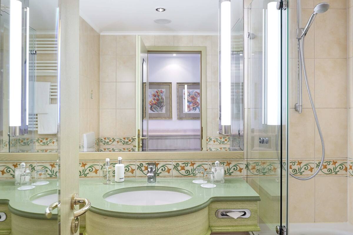 combined shower/bathtub, deep-soaking bathtub, free toiletries