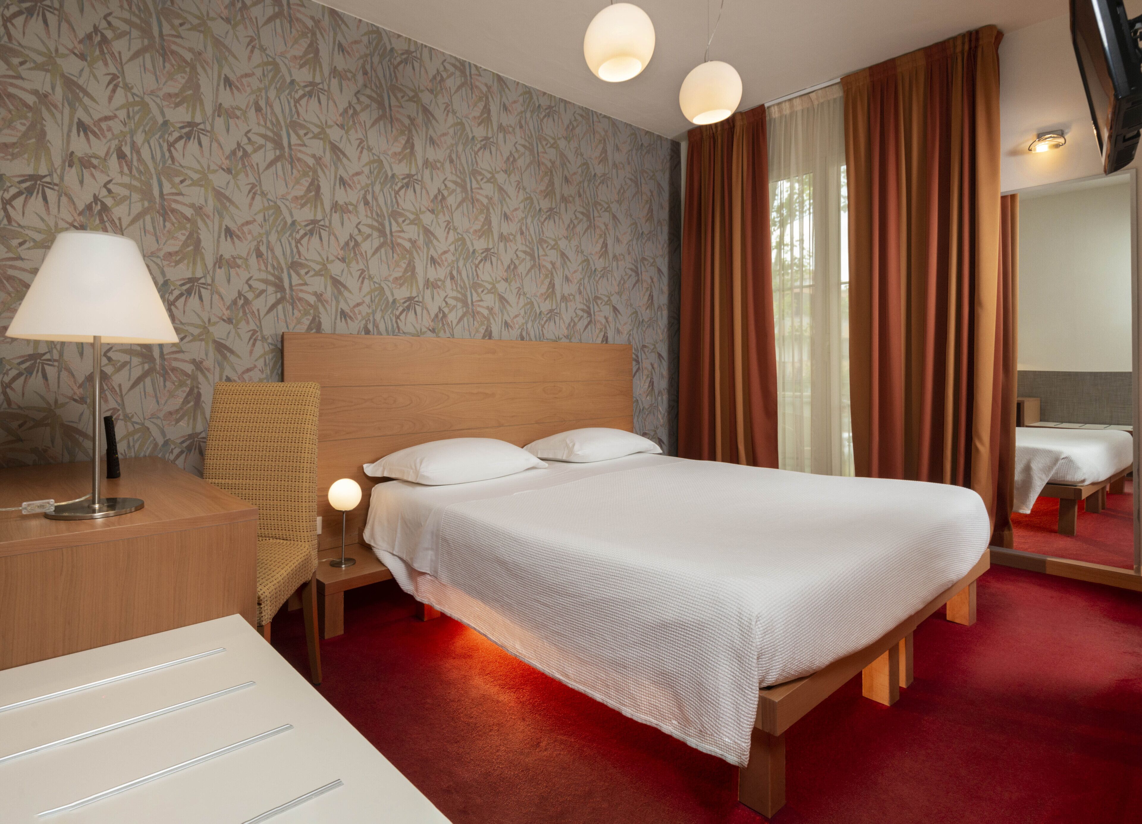 deluxe double or twin room | minibar, in-room safe, desk, blackout curtains