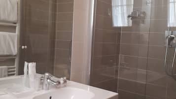 Doccia, set di cortesia gratuito, asciugacapelli, pantofole