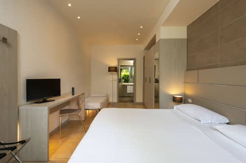 Superior-Dreibettzimmer | Minibar, Zimmersafe, Schreibtisch, Verdunkelungsvorhänge