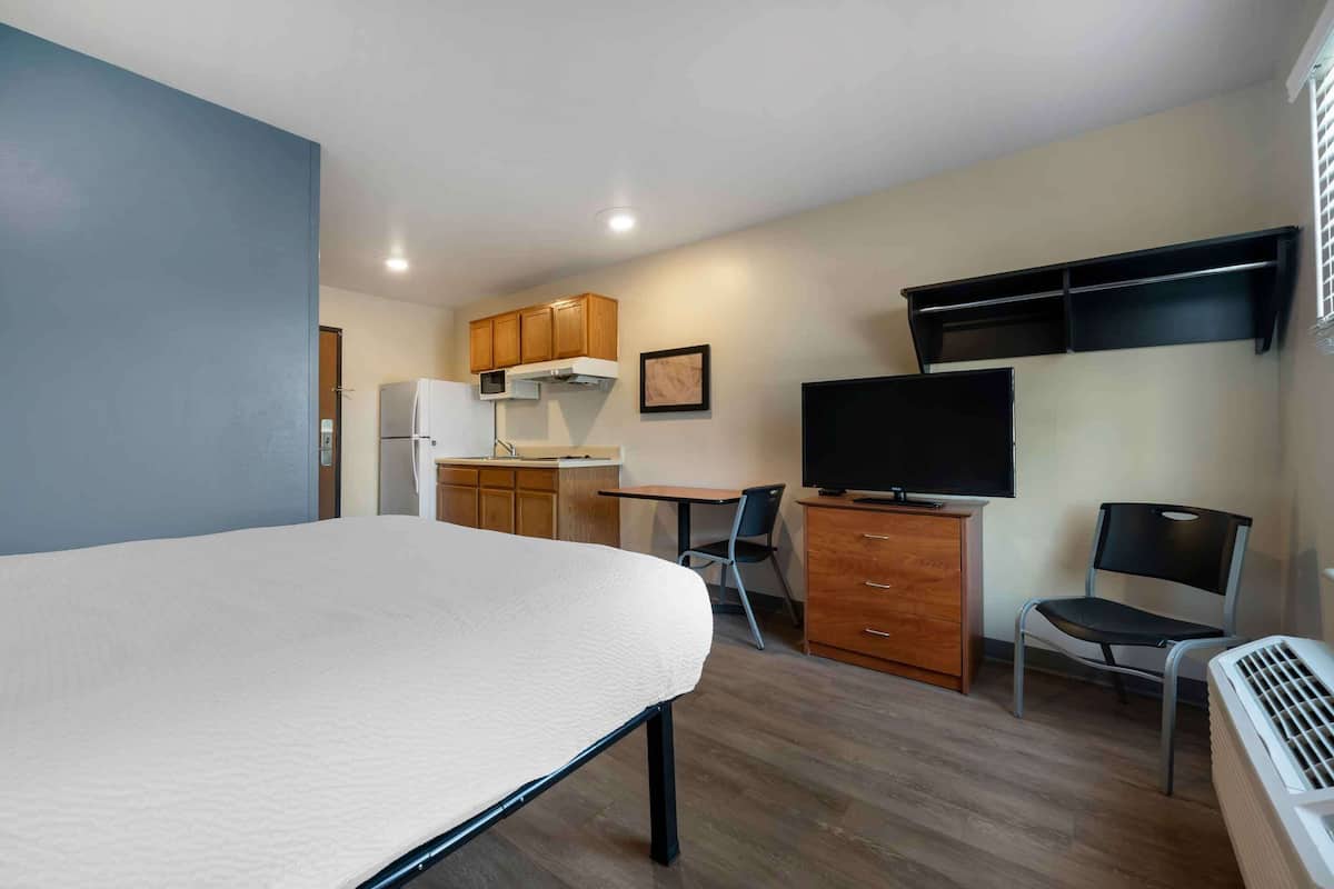 Desk, laptop workspace, iron/ironing board, free WiFi