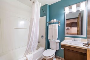 Combined shower/bathtub, hair dryer, towels - WoodSpring Suites North Charleston Airport I-526 (North Charleston)