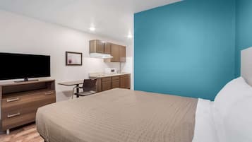 Business Room, 1 Queen Bed, Accessible, Non Smoking (Roll-in Shower) | Desk, laptop workspace, iron/ironing board, free WiFi