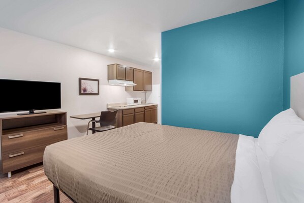 Business Room, 1 Queen Bed, Accessible, Non Smoking (Roll-in Shower) | Desk, laptop workspace, iron/ironing board, free WiFi - WoodSpring Suites North Charleston Airport I-526 (North Charleston)