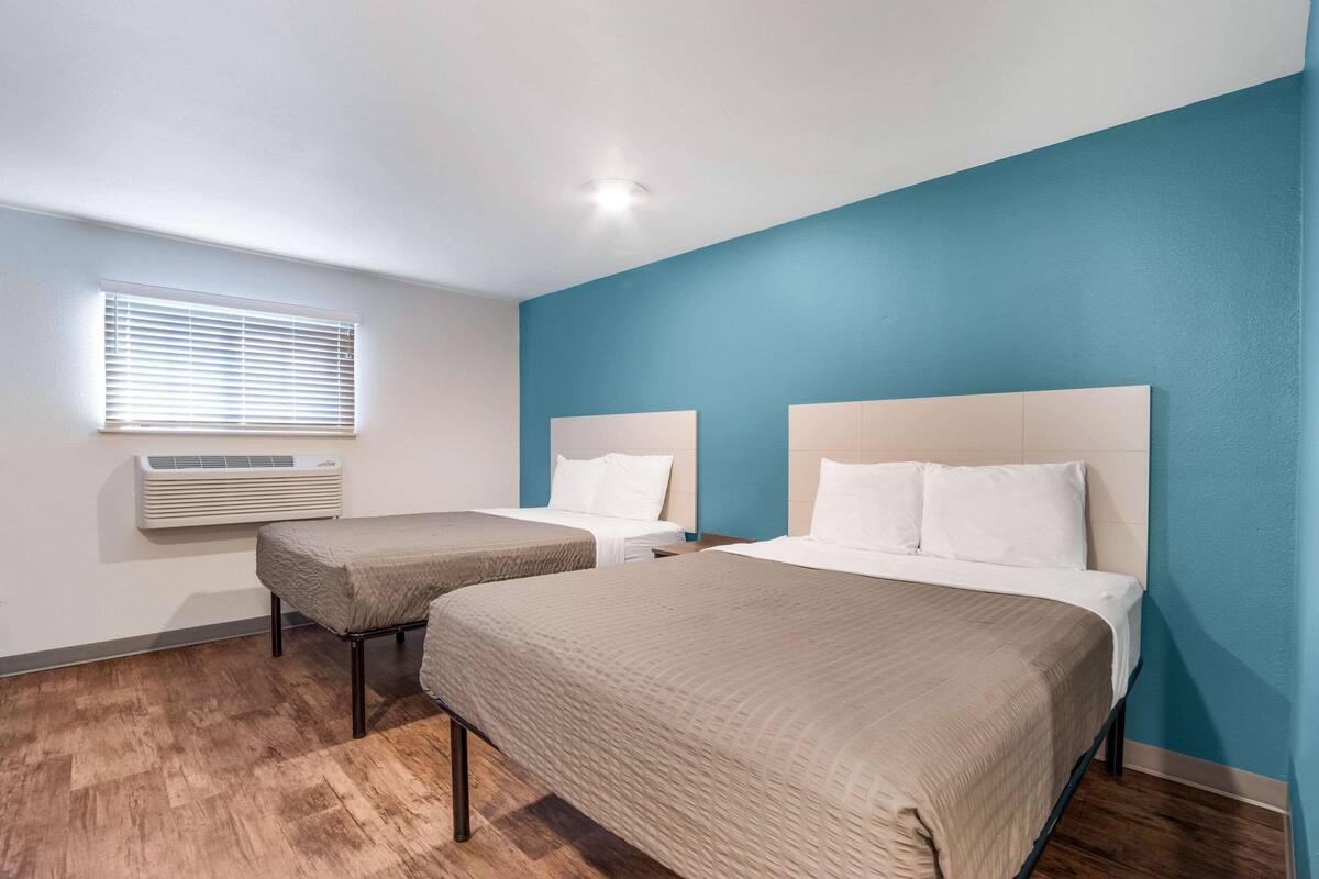Standaard kamer, 2 queensize bedden, niet-roken | Een bureau, een laptopwerkplek, een strijkplank/strijkijzer, gratis wifi