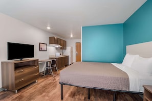 Habitació, 1 llit de matrimoni, accessible, no fumadors (Bathtub) | Escriptori i espai de treball apte per a portàtils