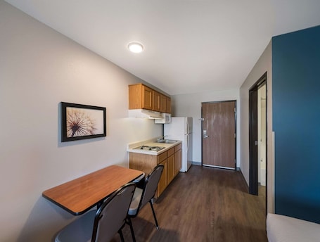 Escritorio, tabla de planchar con plancha, wifi gratis y ropa de cama . WoodSpring Suites Fort Worth Trophy Club