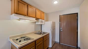 Refrigerador, microondas, placa de cocina