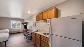 Refrigerador, microondas, placa de cocina