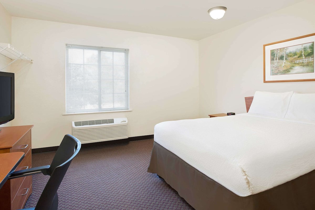 Standard Room, 1 Double Bed, Non Smoking | Desk, iron/ironing board, free WiFi, bed sheets