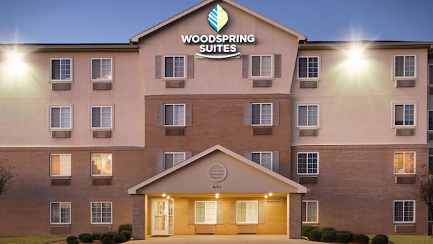Un hotel de varios pisos con un logotipo destacado en la parte superior.