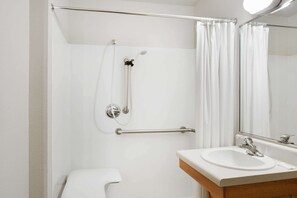 Kombinert dusj/badekar, hårføner og håndklær