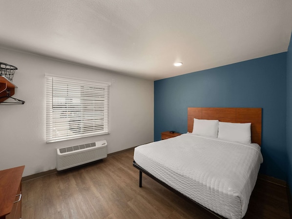 Habitación estándar, 1 cama matrimonial, para no fumadores | Escritorio, espacio para trabajar con laptop y cortinas blackout 