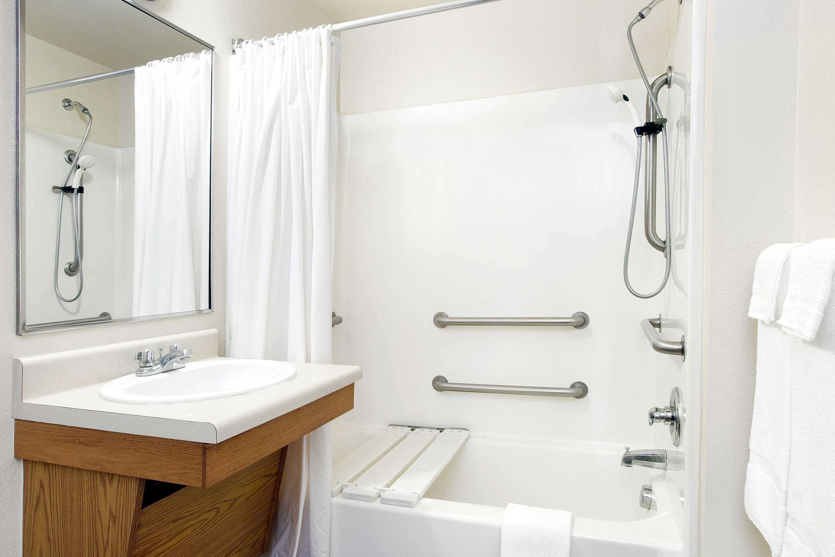 Combined shower/bathtub, towels