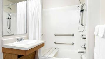 Combined shower/tub, towels