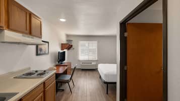 Escritorio, espacio para trabajar con laptop y cortinas blackout