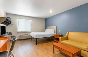 Desk, laptop workspace, iron/ironing board, free WiFi - WoodSpring Suites Fayetteville I-49 (Fayetteville)