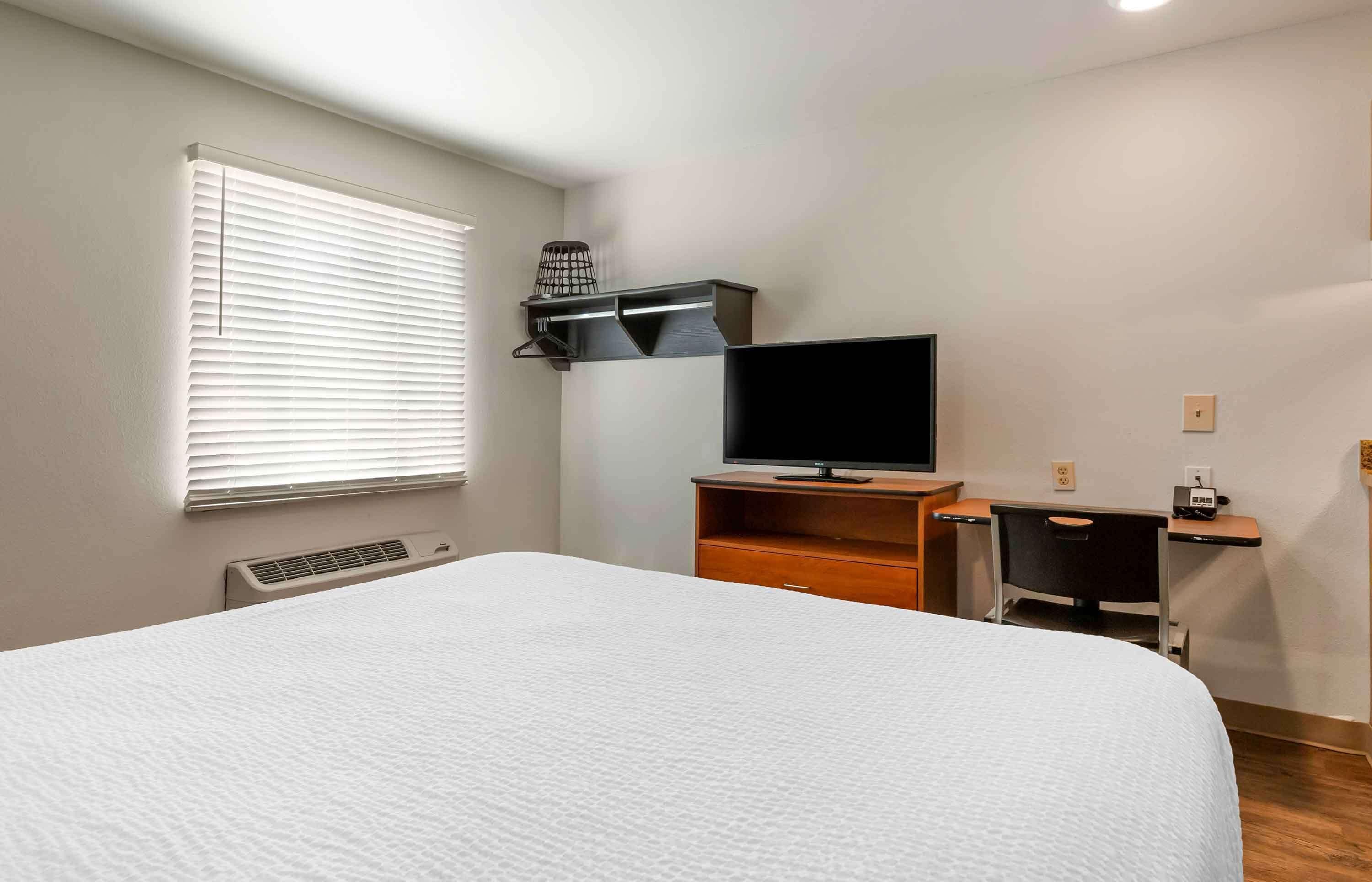 Desk, laptop workspace, iron/ironing board, free WiFi