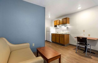 Escritorio y espacio para trabajar con laptop 