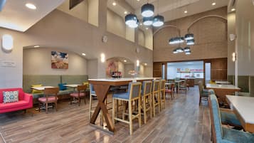 Buffet déjeuner gratuit tous les jours