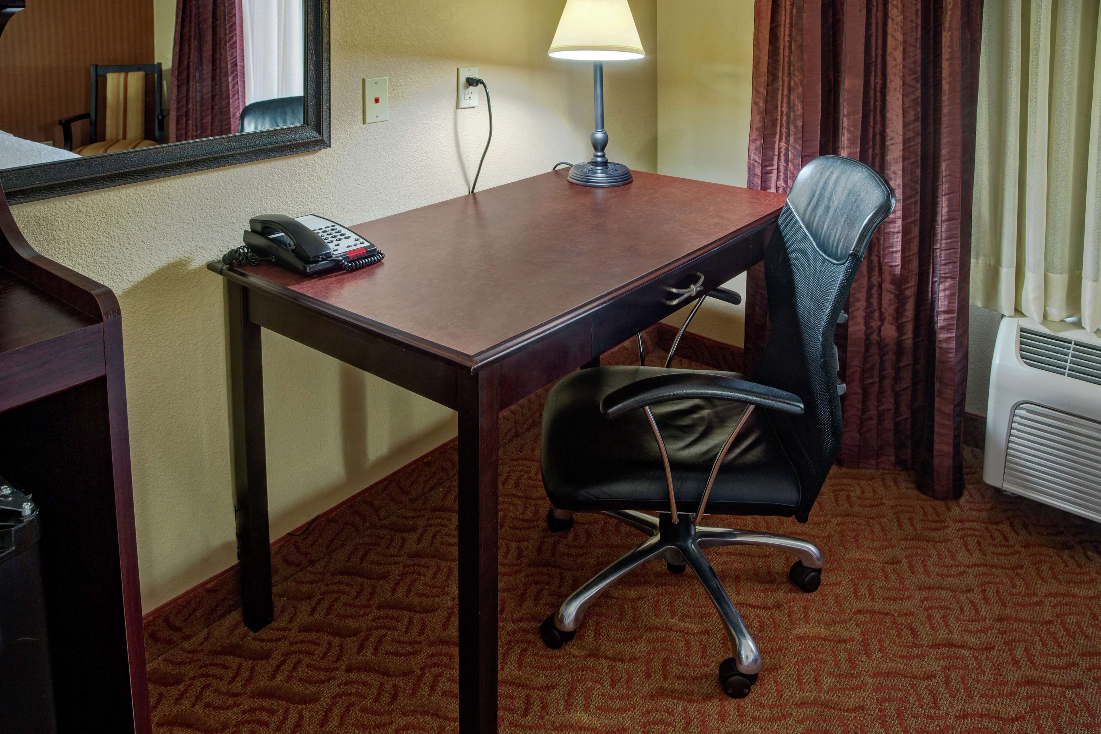 premium bedding, pillow-top beds, in-room safe, desk