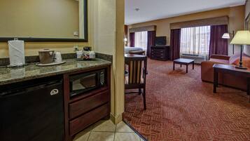 King studio with whirlpool | Premium bedding, pillowtop beds, in-room safe, desk