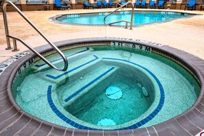 Outdoor pool - Hampton Inn Corsicana (Corsicana)